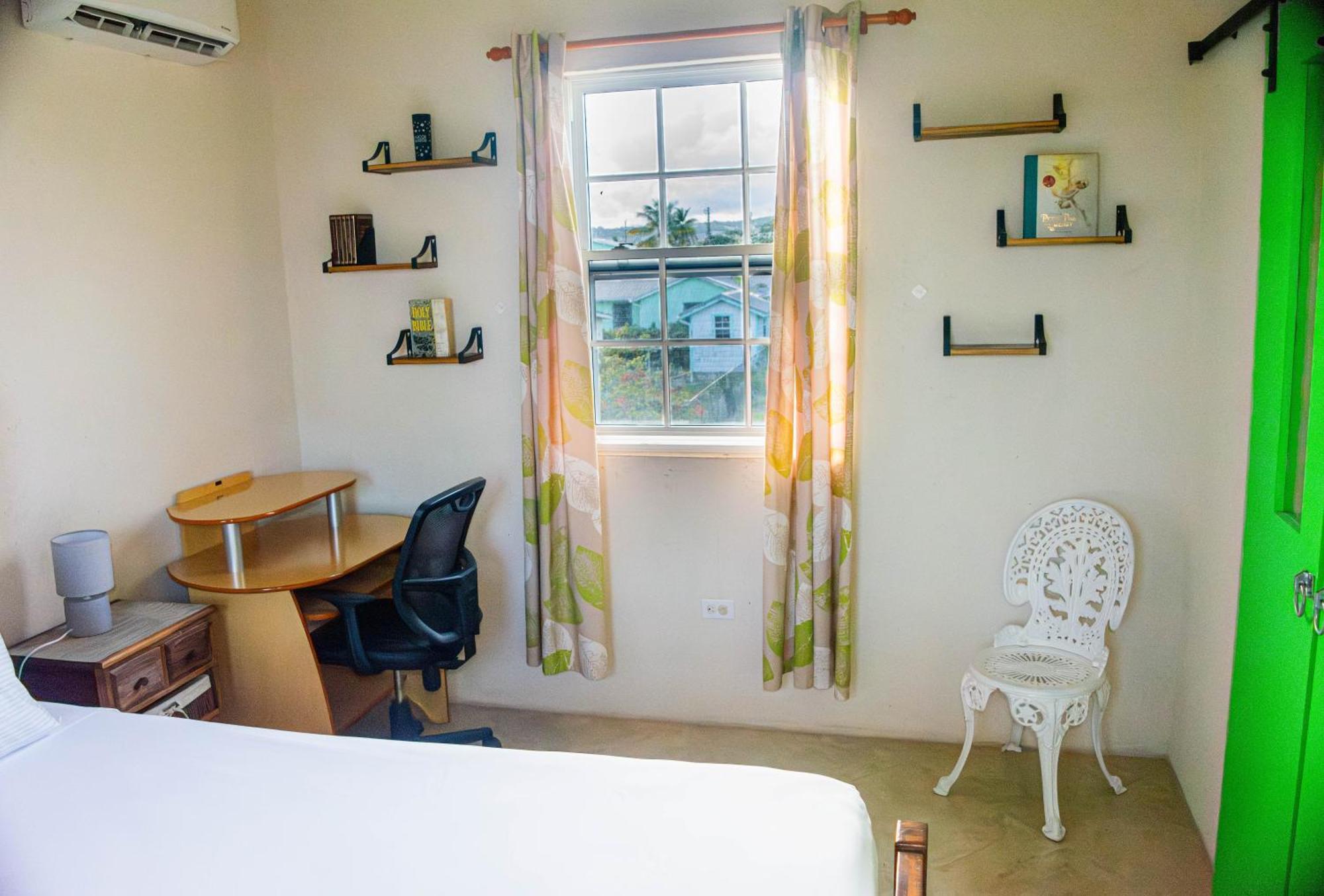 Cozy Modern Upstairs 2 Bed A/C Apt Near 2 Everything Сейнт Филип Екстериор снимка